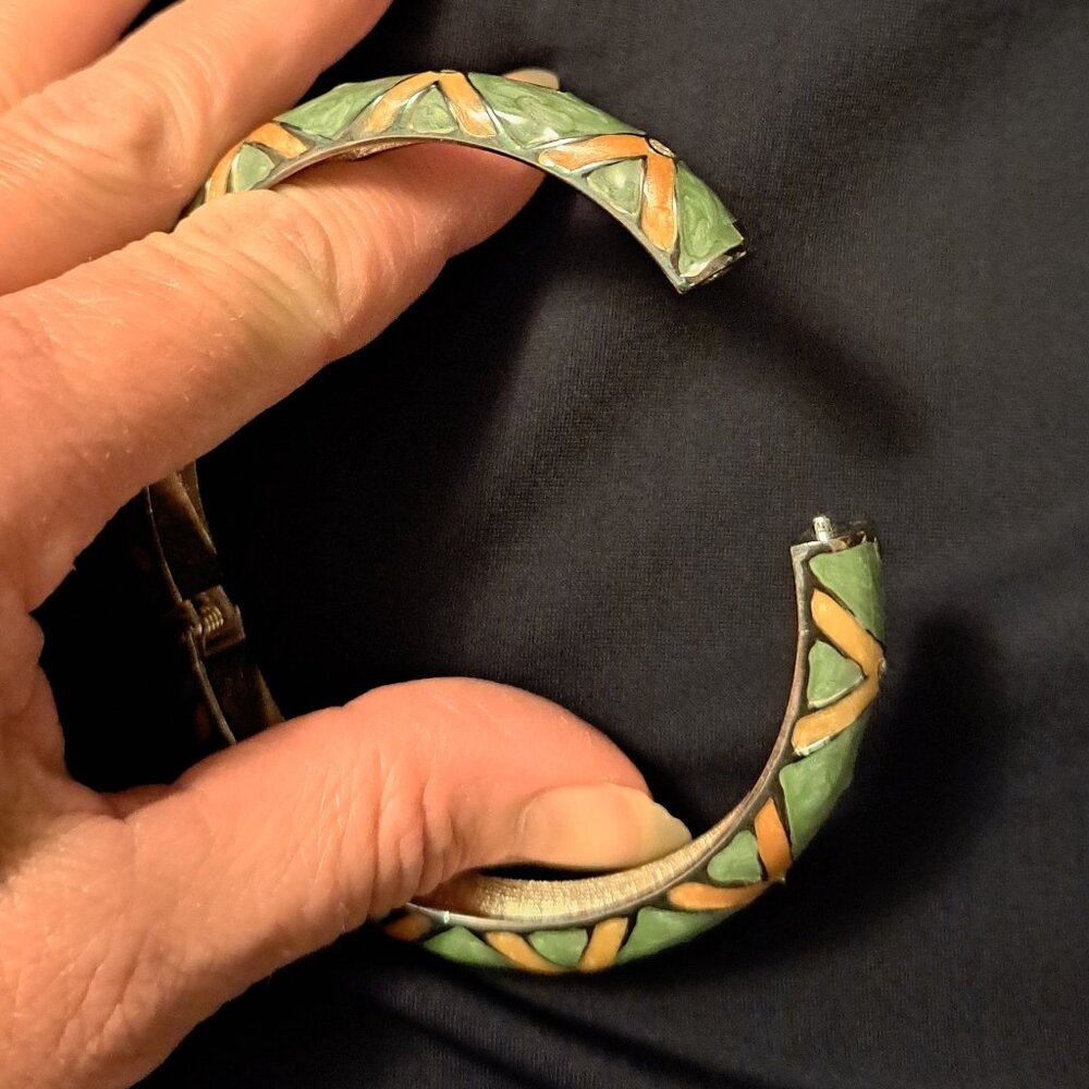 Vintage Hinged Enamel Bangle Bracelet Green W/X Details and Rhinestone - Picture 3 of 6